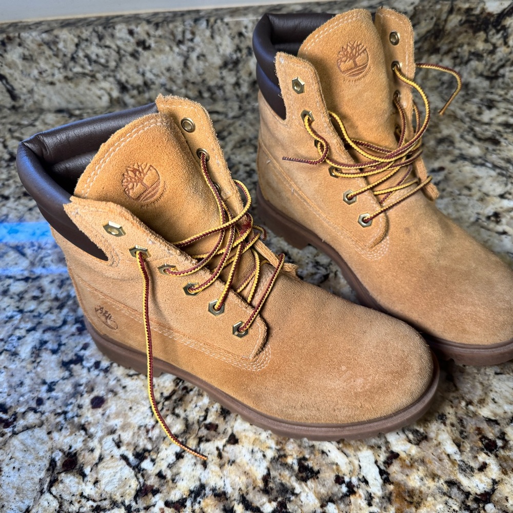 Timberland Tan Boots with Padded Collar and Lace-Up Design